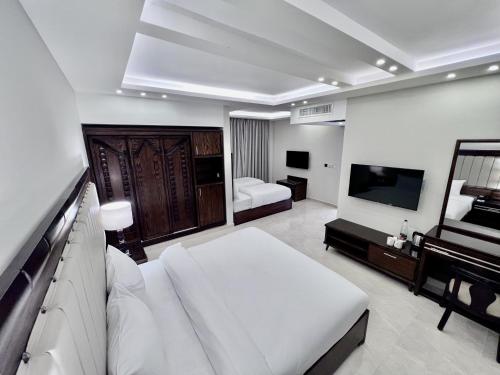 Habitación de hotel con cama y TV en Petra Icon Hotel, en Wadi Musa