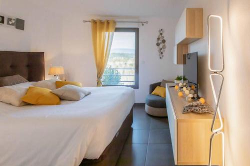 une chambre avec un grand lit et une fenêtre dans l'établissement A7- 2 BDR Sea & Mountain View - AC, Parking, Pool & Terrace, à Antibes