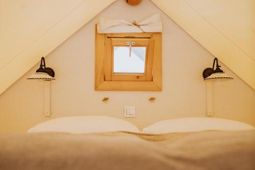 Habitación con 2 camas y ventana en Charming Slovenia - Herbal Glamping Resort Ljubno en Ljubno