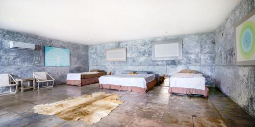 um quarto com três camas e um tapete no chão em 4 bedrooms villa with sea view private pool and furnished garden at Kabupaten de Tabanan em Antasari