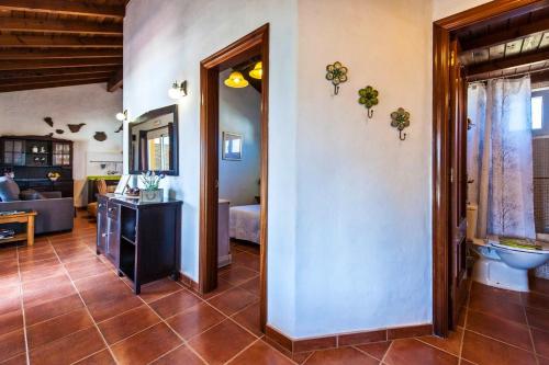 コティージョにある2 bedrooms villa with sea view private pool and jacuzzi at El Roque 1 km away from the beachのリビングルーム(トイレ付)