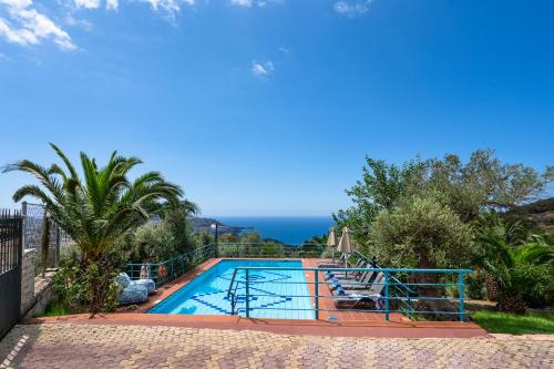 Gallery image of A 5 bedroom villa with pool & amazing sea view! in Sellía