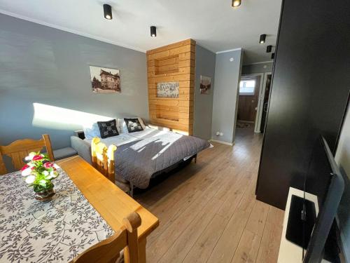 um quarto com uma cama e uma mesa num quarto em Apartament Tytusowy Potok em Zakopane