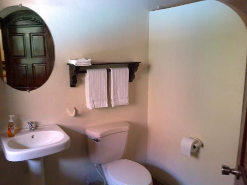 a bathroom with a white toilet and a sink at Casa Silas Granada Nicaragua in Granada