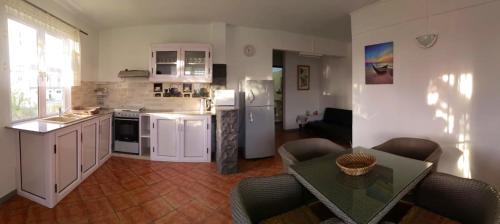 Kuchyň nebo kuchyňský kout v ubytování Spacious Apartment in Trou aux Biches – 70 m² – Garden View