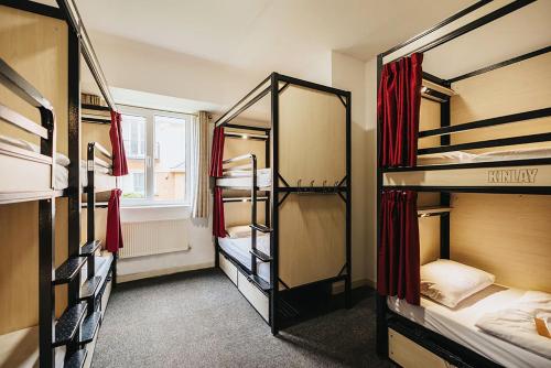 Un ou plusieurs lits superposés dans un hébergement de l'établissement Kinlay House Eyre Square Hostel