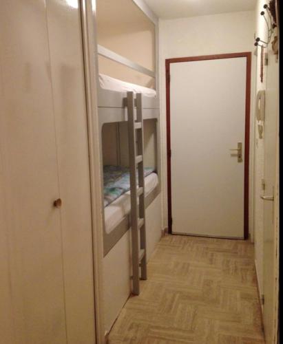 - un couloir dans une chambre avec des lits superposés et une porte dans l'établissement Studio en bord de mer à Cavalaire-sur-Mer, 35 m², vue superbe., à Cavalaire-sur-Mer