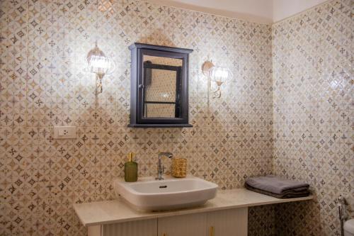 ein Bad mit einem Waschbecken und einem Spiegel in der Unterkunft Spacious fancy house/centrally located in Hinkong
