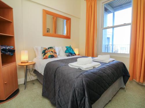 Un dormitorio con una cama con dos toallas encima. en Val's Seaview, en Ilfracombe