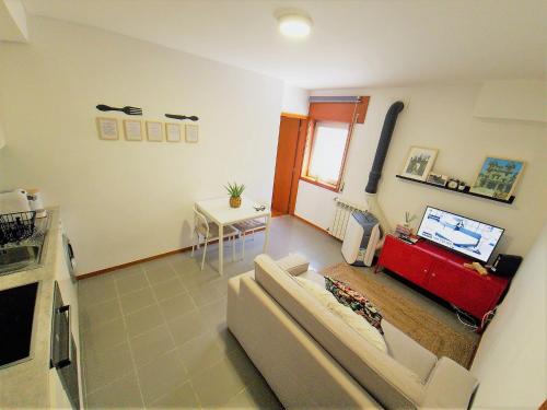 un salon avec un canapé et une table dans l'établissement Charming Pedra, à Braga