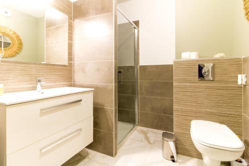 ein Bad mit einem WC und einer Dusche in der Unterkunft SELECT SO HOME - Magnifique appartement dans une résidence avec piscine et à proximité des plages - POS35 in Bormes-les-Mimosas