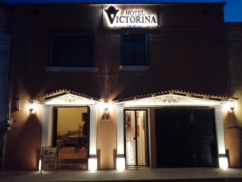 a hotel at night with a sign that reads hotel victoria at Hotel Victorina de Híjar in Tequila