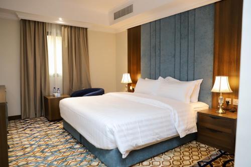 En eller flere senge i et værelse på Hola Hotel
