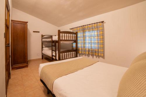 a bedroom with two twin beds and a window at Casas Rurales Los Olivos in Alcalá del Júcar