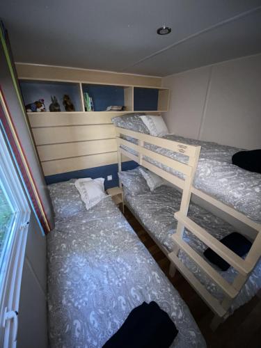 une chambre avec deux lits superposés dans une pièce dans l'établissement Mobile home PRES de Europa-Park, à Boofzheim