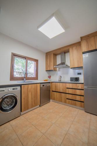 a kitchen with a washer and a dishwasher at Casas Rurales Los Olivos in Alcalá del Júcar