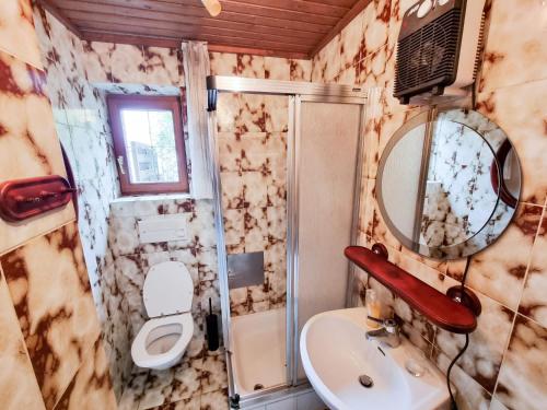 Kúpeľňa v ubytovaní Ruhige Wohnung mit schönem Eigengarten in Seeboden am Millstättersee