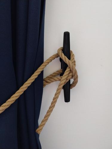 a piece of rope tied to a curtain at B&B Pension "Op'e Koai" in Jirnsum