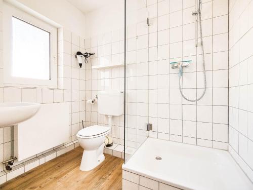 uma casa de banho com um WC, um lavatório e um chuveiro em Haus Menno Janssen - Doppelzimmer em Norderney