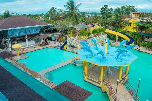 una imagen de una piscina en un parque acuático en Moalboal Tropics, en Moalboal