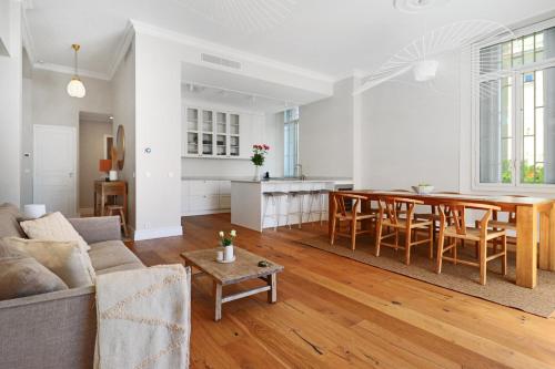 Il comprend un salon et une cuisine avec une table et un canapé. dans l'établissement LE SUQUET - Bright renovated and spacious apartment, à Cannes