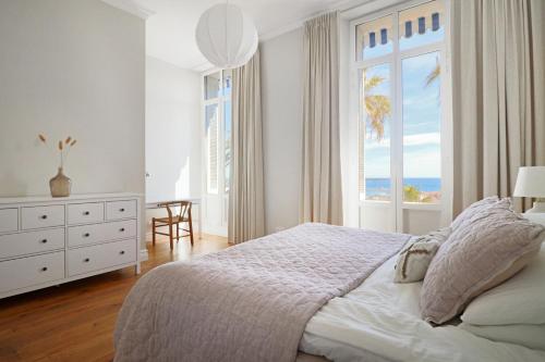 sypialnia z łóżkiem i widokiem na ocean w obiekcie LE SUQUET - Bright renovated and spacious apartment w Cannes