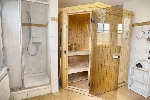 ツィングストにあるTeni`s husのバスルーム(シャワー、木製クローゼット付)