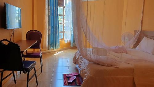 Una cama o camas en una habitación de Oyugis Le Grand Hotel