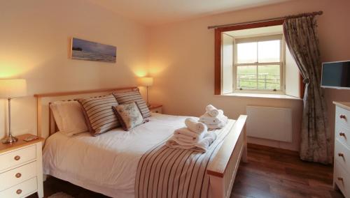 Un dormitorio con una cama con un osito de peluche. en Nisbet's Tower, en Eyemouth