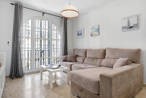 a living room with a couch and a table at Apartamento Atlántico in Barbate
