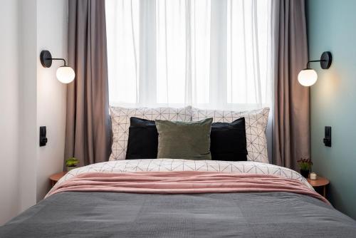 Un pat sau paturi într-o cameră la Kairos Apartments - Szafir - darmowy Parking, ścisłe centrum