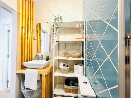 uma casa de banho com um lavatório e um espelho em Casa do Mar - Casa T2 com pátio junto à praia em Ovar