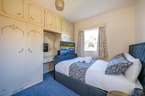 a bedroom with a bed and a window at *105* Setup for your most relaxed & amazing stay + Free Parking + Free Fast WiFi * in Batley