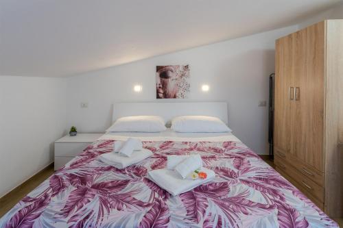 1 dormitorio con 1 cama grande y 2 toallas. en Appartamento Sud in Villa Sele, en Fontane Bianche