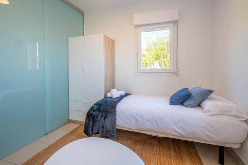 a small bedroom with a bed and a window at Bista Eder Hotel & Lodge in Hondarribia