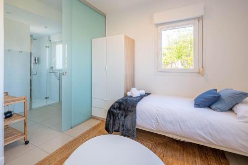 a bedroom with a bed and a glass shower at Bista Eder Hotel & Lodge in Hondarribia