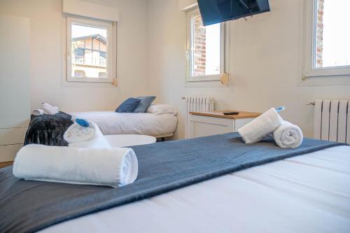 a room with two beds with towels on them at Bista Eder Hotel & Lodge in Hondarribia