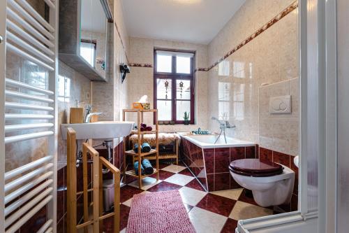 ein Badezimmer mit einem Waschbecken, einem WC und einer Badewanne in der Unterkunft Naumburger Charme "Schwarzes Gold" in Naumburg