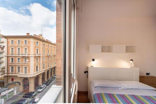 een slaapkamer met uitzicht op de stad bij HouSmart Milazzo 5 in Bologna