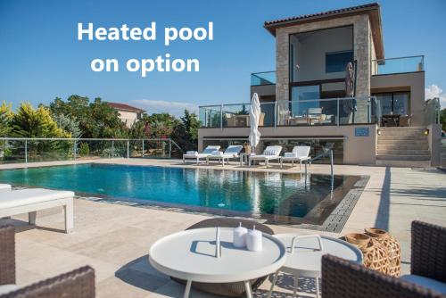 Бассейн в Magnifique villa avec piscine au bord de mer или поблизости