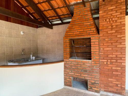 um forno de tijolos num quarto com uma parede de tijolos em Recanto dos Herdy´s em Nova Friburgo