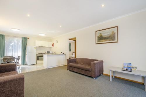 Werribee Motel and Apartmentsにあるキッチンまたは簡易キッチン