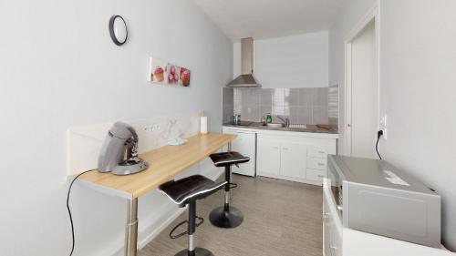 - une cuisine avec un bureau et une machine à coudre dans l'établissement Grand studio hypercentre - proche plage & gare, au Havre