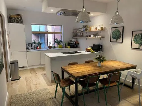 Ideal Bristol getaway - 3 bed harbourside home photo 1