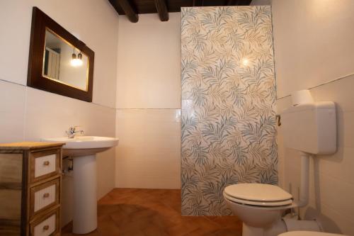 een badkamer met een toilet, een wastafel en een douche bij Residence Villa Felice in Lampedusa