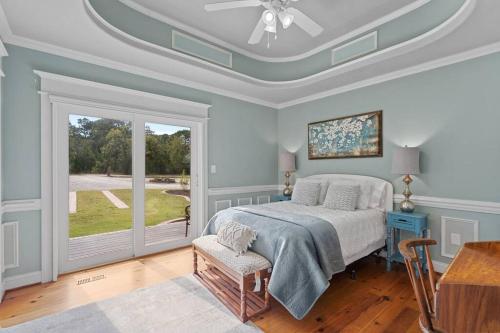 Postel nebo postele na pokoji v ubytování Grand Home on 10 Acres in Surf City w/Private Pond!