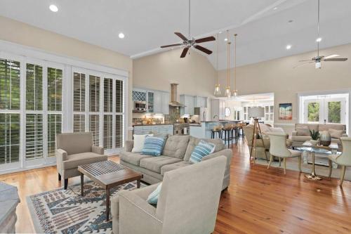 Posezení v ubytování Grand Home on 10 Acres in Surf City w/Private Pond!