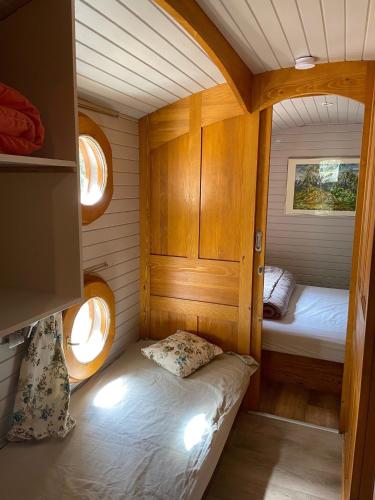 - une petite chambre avec un lit dans une petite maison dans l'établissement Camping Les Oliviers, à Porto Ota