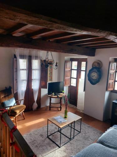 a living room with a couch and a table at CASA A ESCOLA in Piñeiro