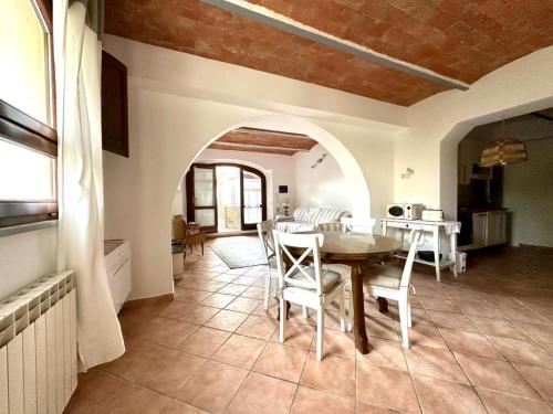 eine Küche und ein Esszimmer mit einem Tisch und Stühlen in der Unterkunft La Casa di Filippo in Quercianella